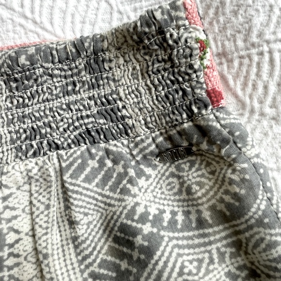 XS Embroidered Rip Curl Beach Shorts - Picture 5 of 8